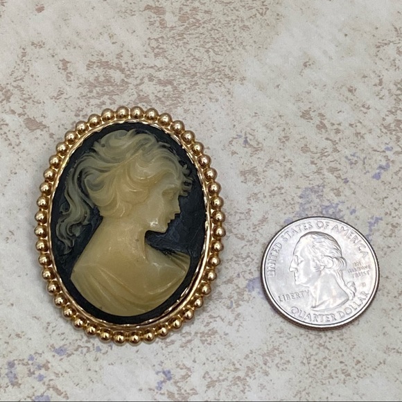 Vintage Unsigned Victorian Lady Cameo Brooch - Picture 9 of 11